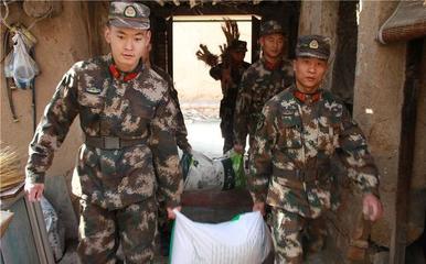 扶贫日前夕农家小院里来了一群“兵娃儿”