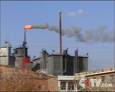 记者:"电石厂是怎么污染的?"